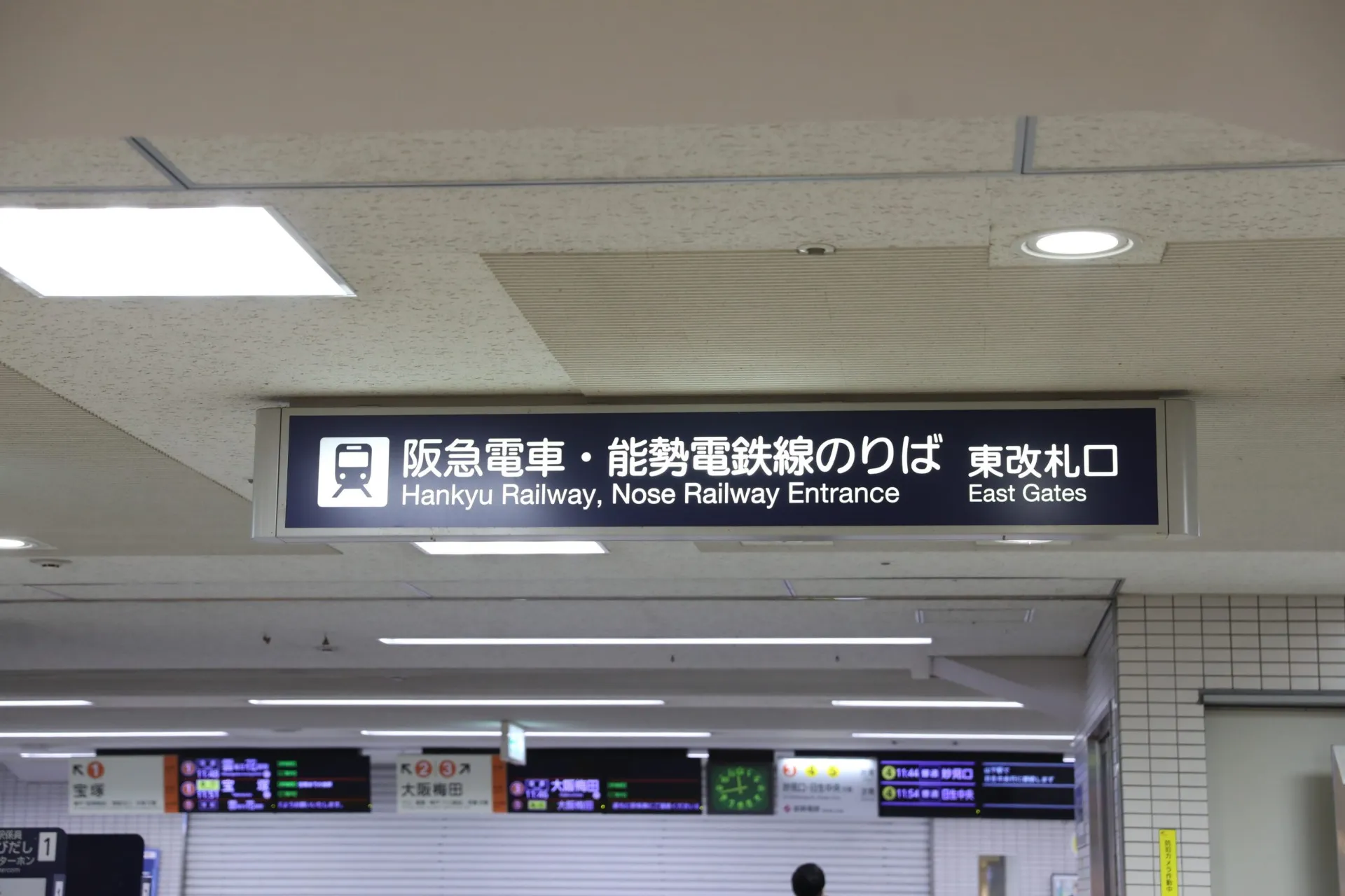 阪急川西能勢口駅「東出口」から徒歩1分！近隣にコインパーキングもあります