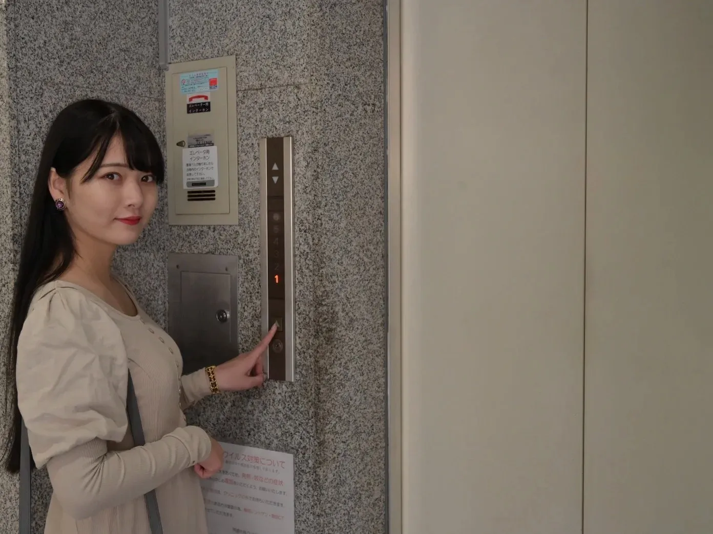 ⑤自動ドアの奥にあるエレベーターで6階までお越しください。