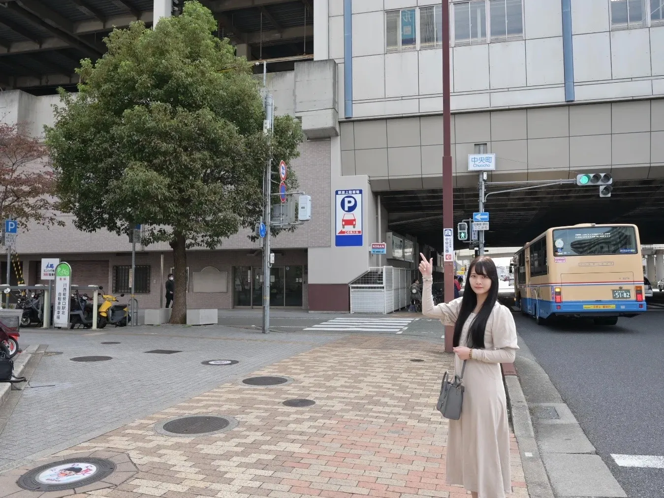 ①川西能勢口駅方面から、駅前の交番を左折します。